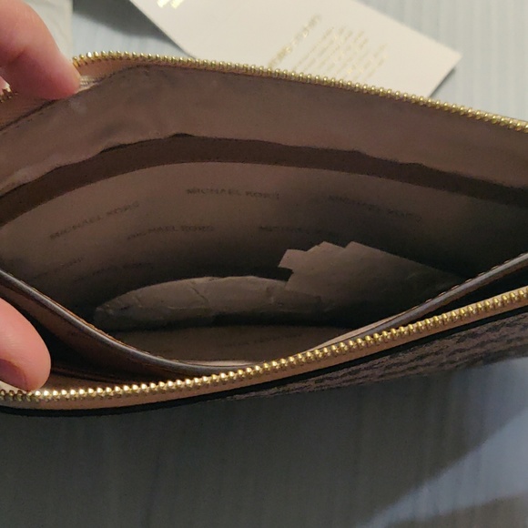 MK LARGE HERITAGE PAISLEY WRISTLET WALLET - Picture 4 of 6